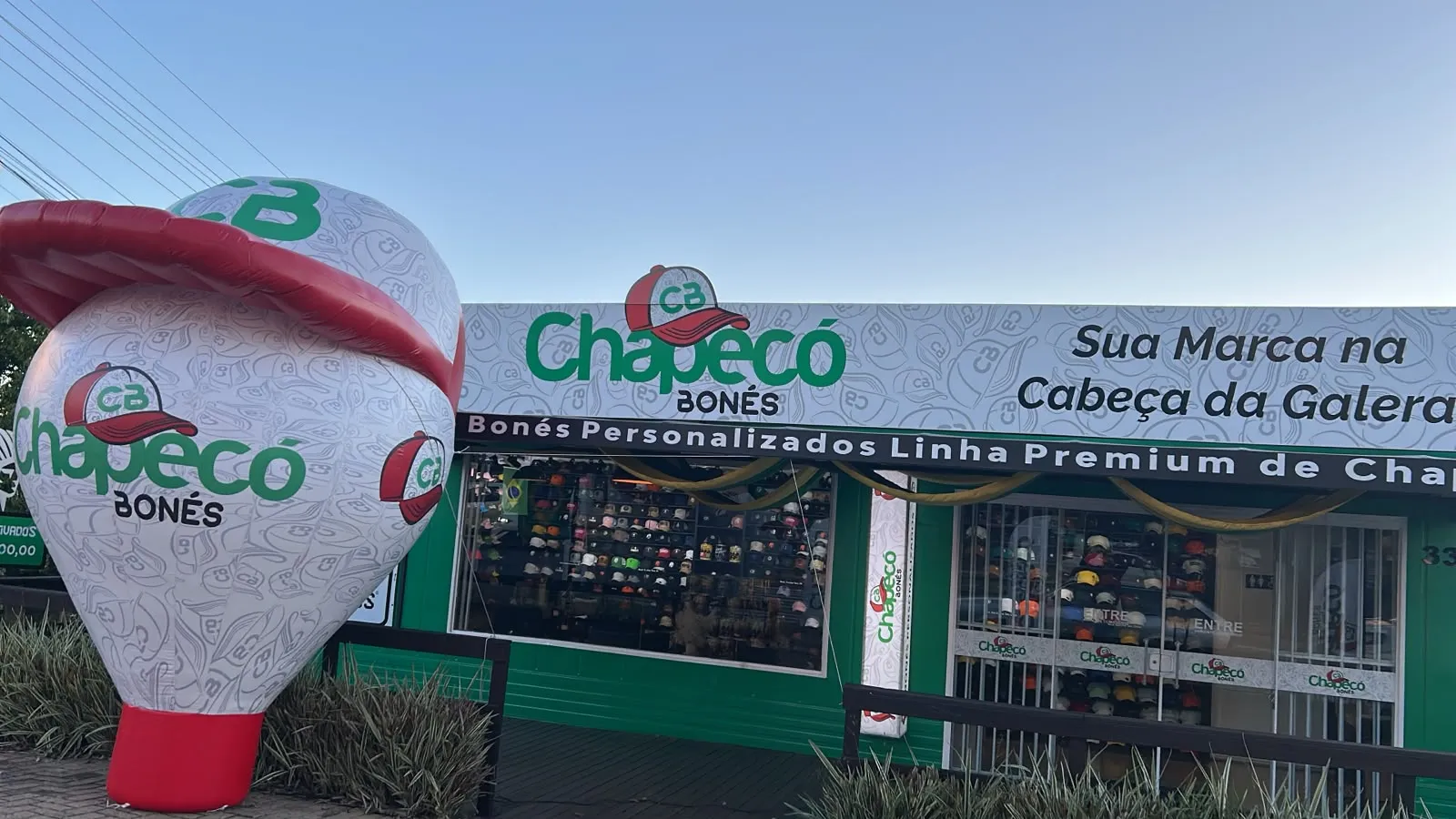 Fachada da fábrica e loja da Chapecó Bonés em Chapecó, Santa Catarina