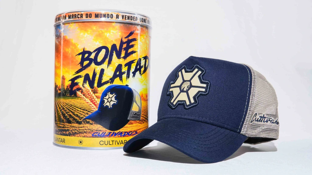 Boné personalizado azul e bege com aplique bordado