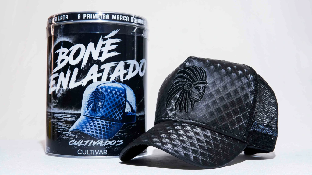 Boné personalizado preto com textura geométrica